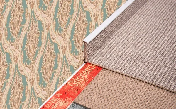 Плинтус для ковролина Korner Listwa 106 Светло-серый 2,5м (50мм) в Сургуте