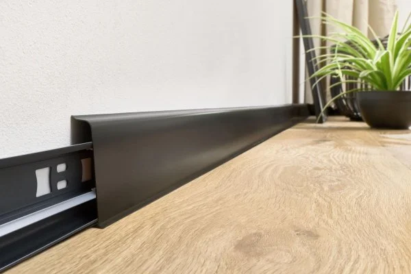 Плинтус пластиковый Arbiton INDO70 220 Чёрный матовый 2.5 м в Сургуте