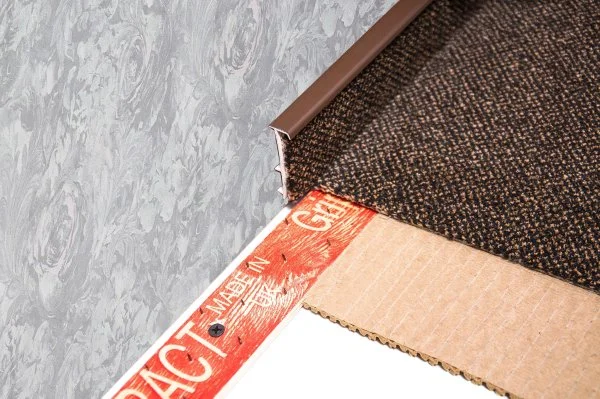 Плинтус для ковролина Korner Listwa 105 Темно-коричневый 2,5м (50мм) в Сургуте