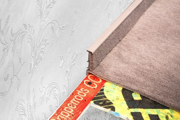 Плинтус для ковролина Korner Listwa 102 Беж 2,5м (50мм) в Сургуте